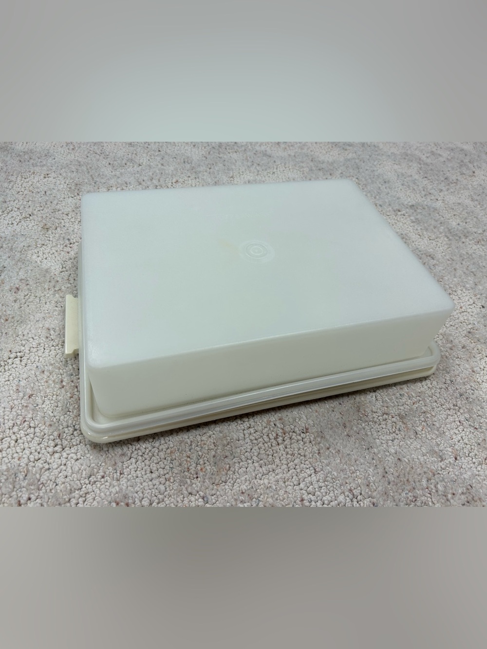 Tupperware cake container